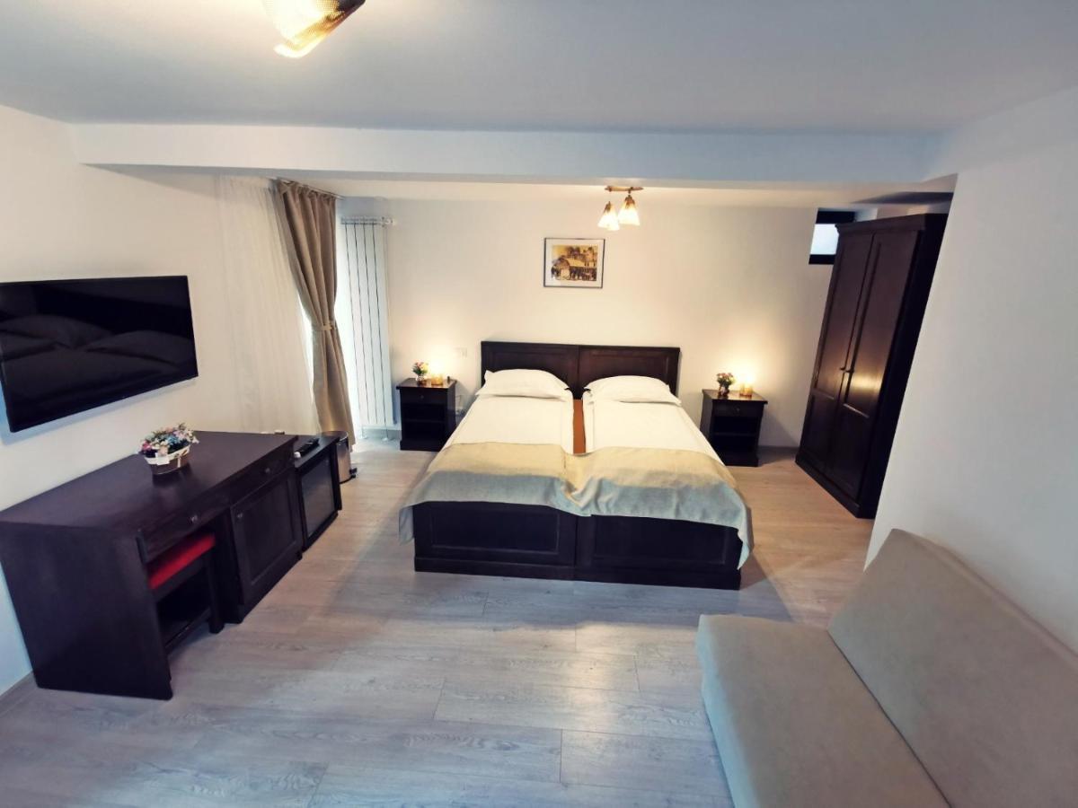 Complex Parc Pini Moinesti Hotel Bagian luar foto