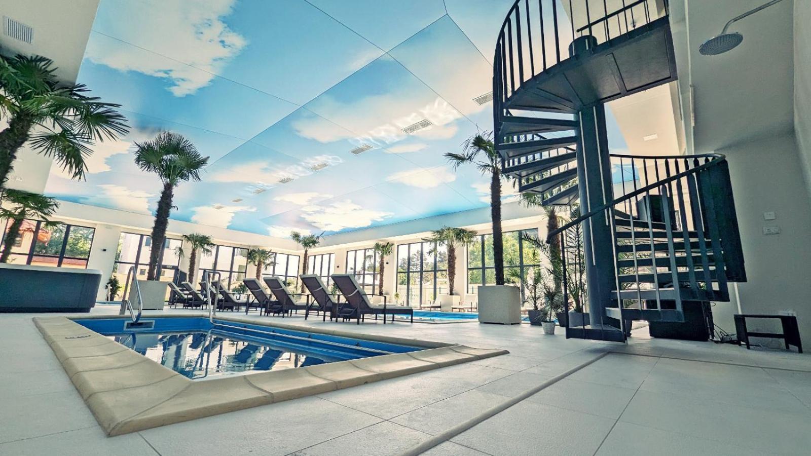 Complex Parc Pini Moinesti Hotel Bagian luar foto